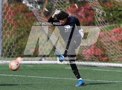 Thumbnail 2 in Laguna Beach vs. St. John Bosco (Hawks Invitational) photogallery.