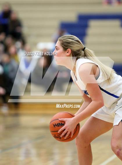 Thumbnail 2 in Rochester vs Utica Eisenhower (MHSAA District Final) photogallery.
