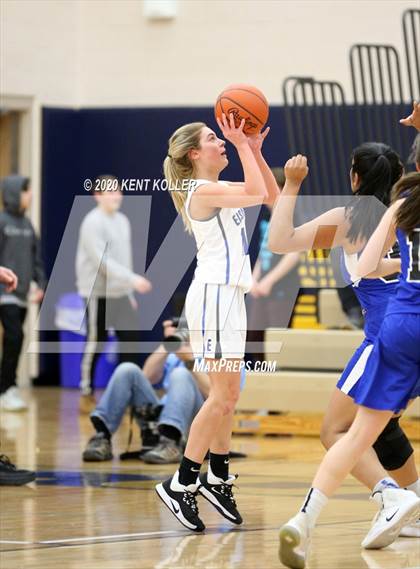 Thumbnail 1 in Rochester vs Utica Eisenhower (MHSAA District Final) photogallery.