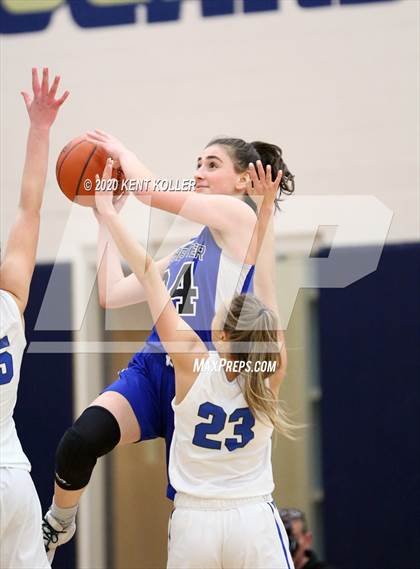 Thumbnail 1 in Rochester vs Utica Eisenhower (MHSAA District Final) photogallery.