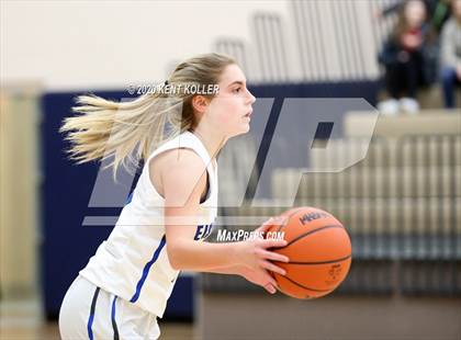 Thumbnail 3 in Rochester vs Utica Eisenhower (MHSAA District Final) photogallery.