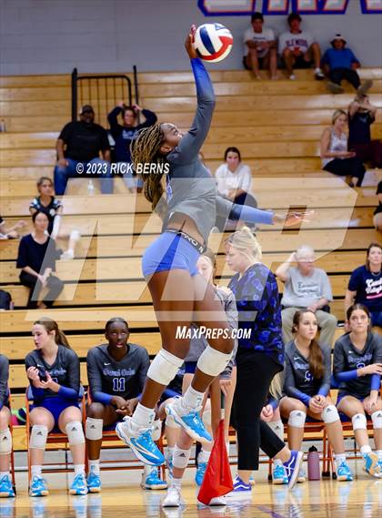 Thumbnail 2 in Grand Oaks vs College Park photogallery.