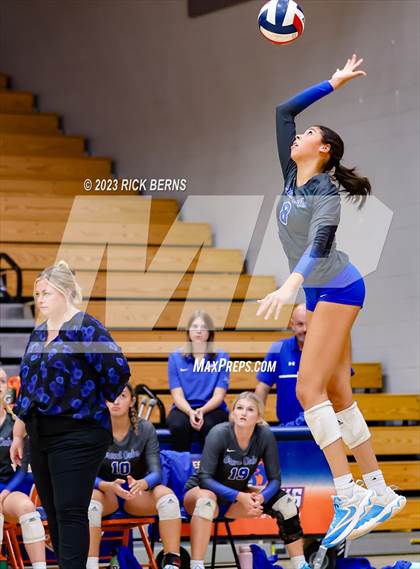 Thumbnail 3 in Grand Oaks vs College Park photogallery.