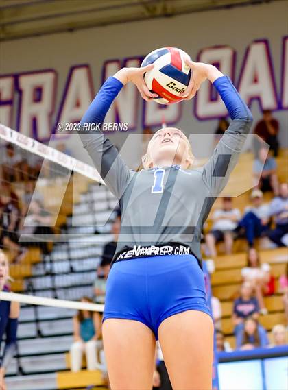 Thumbnail 3 in Grand Oaks vs College Park photogallery.