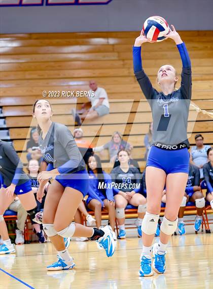 Thumbnail 3 in Grand Oaks vs College Park photogallery.
