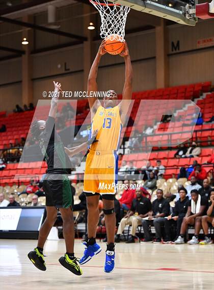 Thumbnail 3 in De La Salle vs. Fort Bend Hightower (King Cotton Classic) photogallery.
