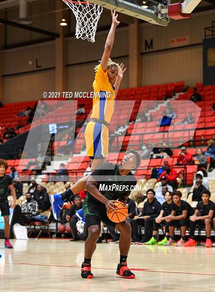 Thumbnail 1 in De La Salle vs. Fort Bend Hightower (King Cotton Classic) photogallery.