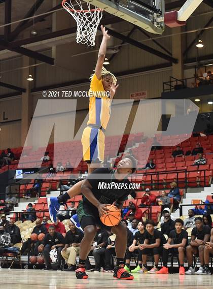 Thumbnail 3 in De La Salle vs. Fort Bend Hightower (King Cotton Classic) photogallery.