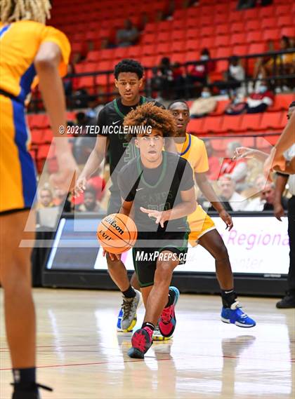Thumbnail 1 in De La Salle vs. Fort Bend Hightower (King Cotton Classic) photogallery.