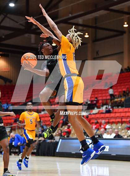 Thumbnail 3 in De La Salle vs. Fort Bend Hightower (King Cotton Classic) photogallery.