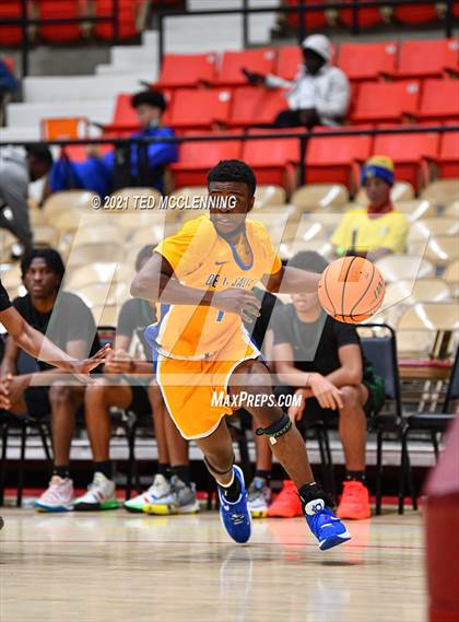 Thumbnail 3 in De La Salle vs. Fort Bend Hightower (King Cotton Classic) photogallery.