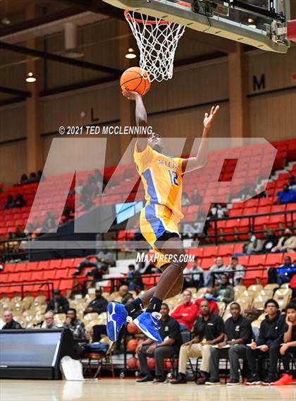 Thumbnail 2 in De La Salle vs. Fort Bend Hightower (King Cotton Classic) photogallery.