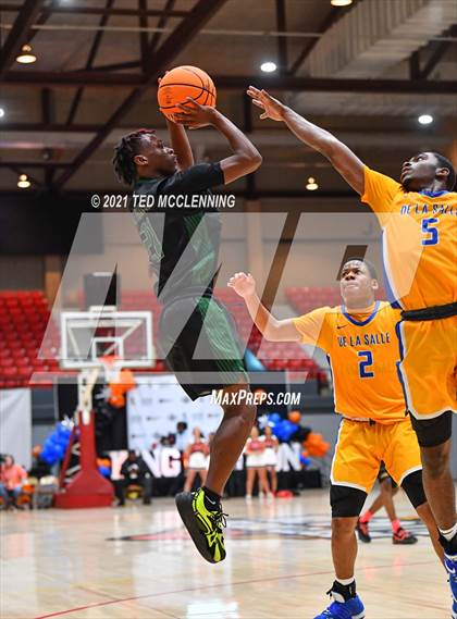 Thumbnail 2 in De La Salle vs. Fort Bend Hightower (King Cotton Classic) photogallery.