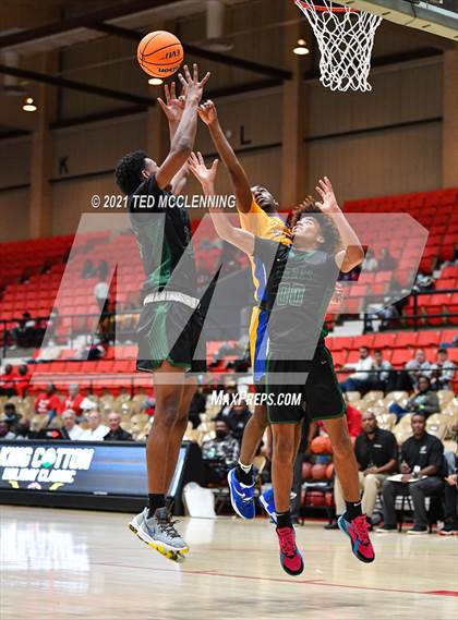 Thumbnail 2 in De La Salle vs. Fort Bend Hightower (King Cotton Classic) photogallery.