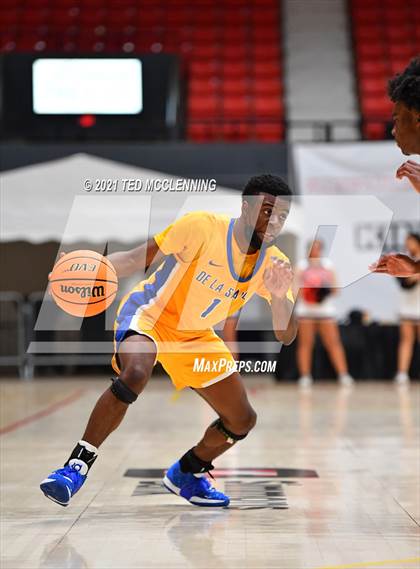 Thumbnail 3 in De La Salle vs. Fort Bend Hightower (King Cotton Classic) photogallery.