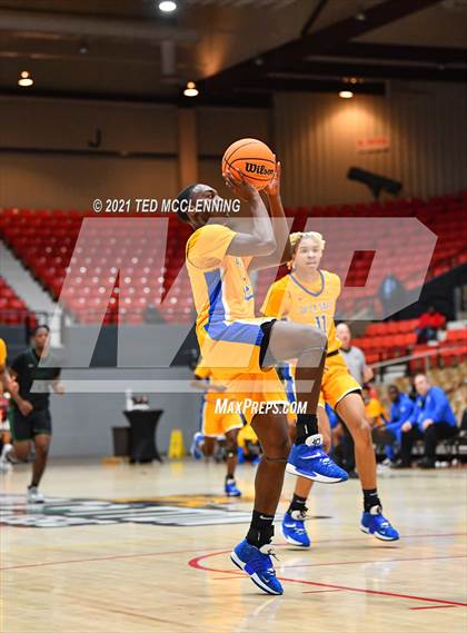 Thumbnail 2 in De La Salle vs. Fort Bend Hightower (King Cotton Classic) photogallery.
