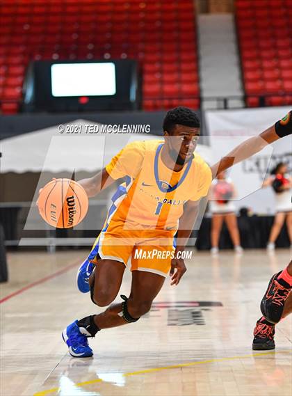 Thumbnail 2 in De La Salle vs. Fort Bend Hightower (King Cotton Classic) photogallery.