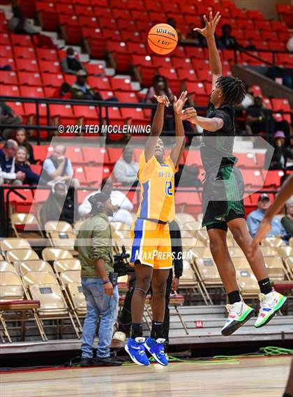 Thumbnail 2 in De La Salle vs. Fort Bend Hightower (King Cotton Classic) photogallery.