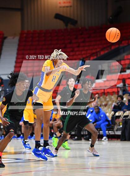 Thumbnail 1 in De La Salle vs. Fort Bend Hightower (King Cotton Classic) photogallery.