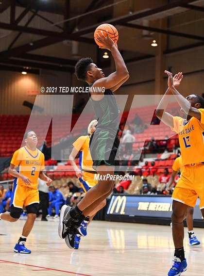 Thumbnail 1 in De La Salle vs. Fort Bend Hightower (King Cotton Classic) photogallery.