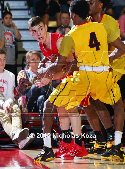 Thumbnail 2 in Fairfax vs. Mater Dei (Nike Extravaganza) photogallery.
