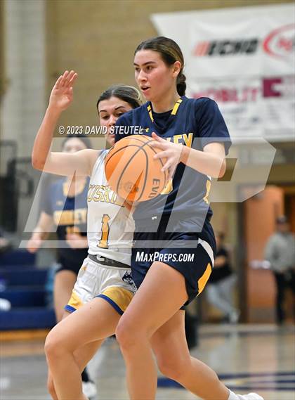 Thumbnail 2 in Gridley vs. Sutter (Sutter Tournament) photogallery.