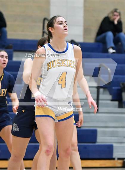 Thumbnail 3 in Gridley vs. Sutter (Sutter Tournament) photogallery.