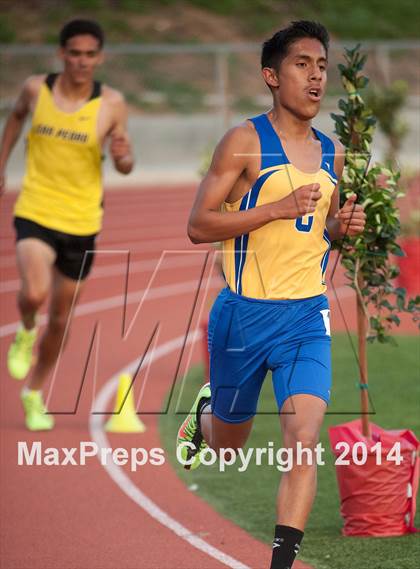 Thumbnail 2 in Redondo Nike Invitational (Boys 3200M) photogallery.
