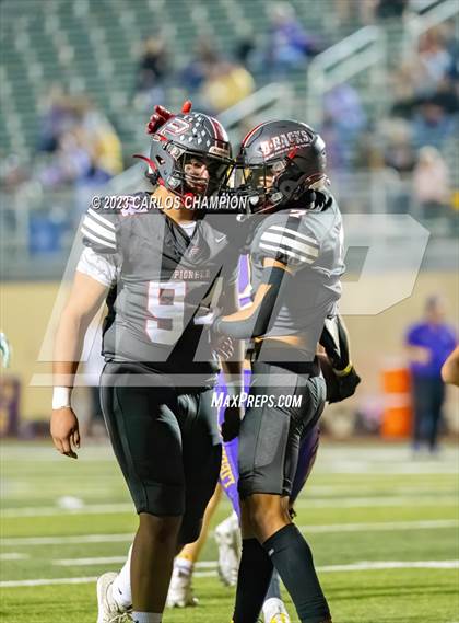 Thumbnail 2 in Pioneer vs. Liberty Hill (UIL Football 5A Division 2 Region 4 Area) photogallery.