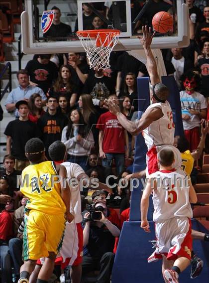 Thumbnail 2 in New London vs. Stratford (CIAC Class L Final) photogallery.