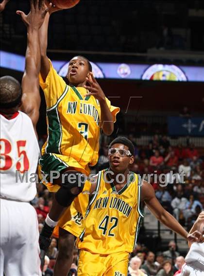 Thumbnail 3 in New London vs. Stratford (CIAC Class L Final) photogallery.