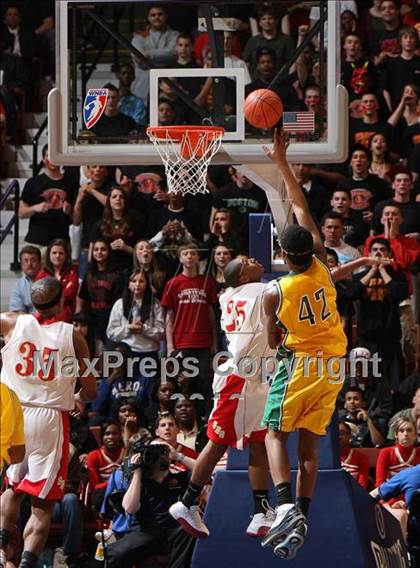 Thumbnail 1 in New London vs. Stratford (CIAC Class L Final) photogallery.