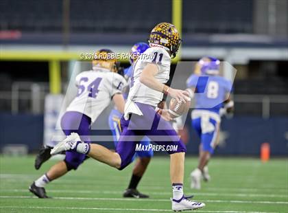 Thumbnail 3 in La Vega vs. Liberty Hill (UIL 4A Division 1 Championship) photogallery.