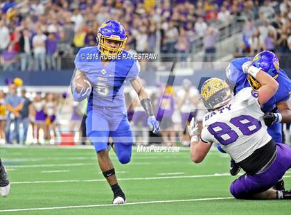 Thumbnail 1 in La Vega vs. Liberty Hill (UIL 4A Division 1 Championship) photogallery.