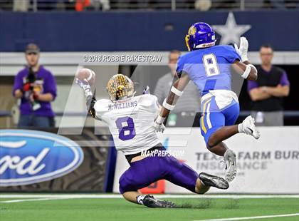 Thumbnail 3 in La Vega vs. Liberty Hill (UIL 4A Division 1 Championship) photogallery.