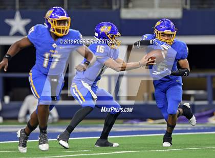 Thumbnail 2 in La Vega vs. Liberty Hill (UIL 4A Division 1 Championship) photogallery.