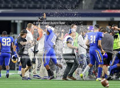 Thumbnail 2 in La Vega vs. Liberty Hill (UIL 4A Division 1 Championship) photogallery.