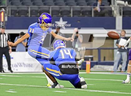 Thumbnail 2 in La Vega vs. Liberty Hill (UIL 4A Division 1 Championship) photogallery.