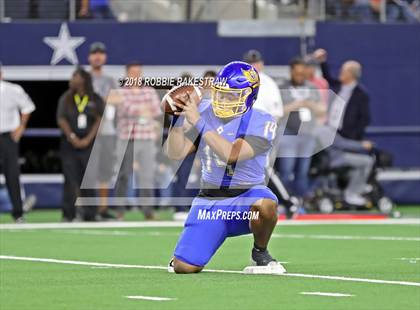 Thumbnail 1 in La Vega vs. Liberty Hill (UIL 4A Division 1 Championship) photogallery.