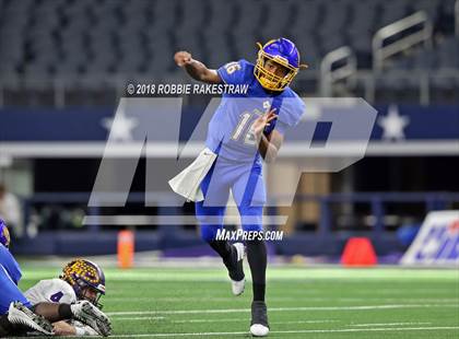 Thumbnail 3 in La Vega vs. Liberty Hill (UIL 4A Division 1 Championship) photogallery.