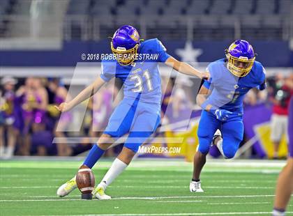 Thumbnail 2 in La Vega vs. Liberty Hill (UIL 4A Division 1 Championship) photogallery.