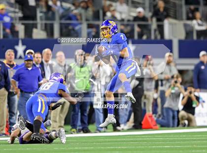 Thumbnail 3 in La Vega vs. Liberty Hill (UIL 4A Division 1 Championship) photogallery.