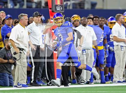 Thumbnail 2 in La Vega vs. Liberty Hill (UIL 4A Division 1 Championship) photogallery.