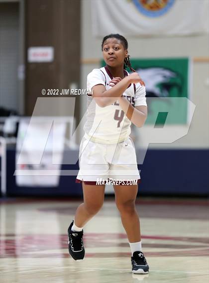 Thumbnail 1 in Summer Creek vs. Pearland (McDonald's Texas Invitational) photogallery.