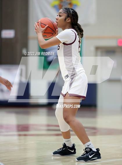 Thumbnail 1 in Summer Creek vs. Pearland (McDonald's Texas Invitational) photogallery.