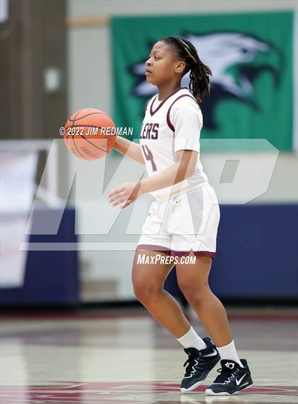 Thumbnail 2 in Summer Creek vs. Pearland (McDonald's Texas Invitational) photogallery.