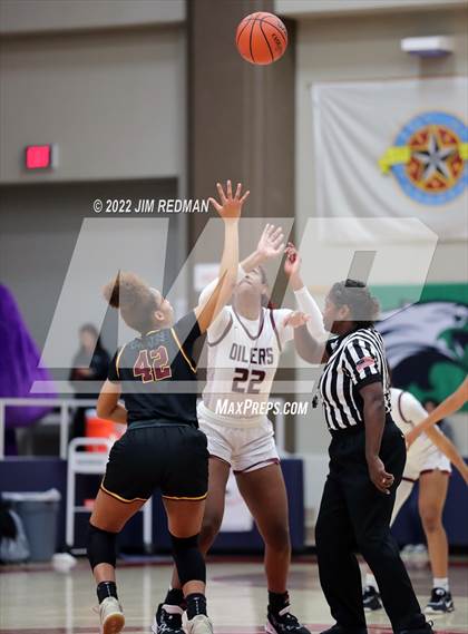 Thumbnail 3 in Summer Creek vs. Pearland (McDonald's Texas Invitational) photogallery.