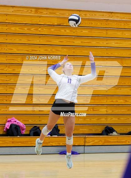 Thumbnail 3 in New Haven vs. Leo (Leo Invite) photogallery.