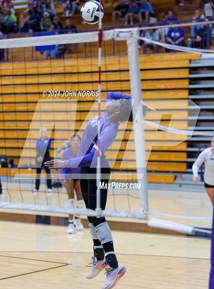 Thumbnail 3 in New Haven vs. Leo (Leo Invite) photogallery.