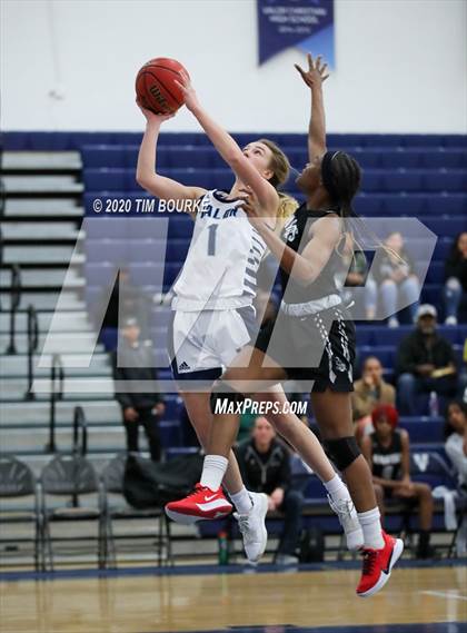 Thumbnail 1 in Valor Christian vs. Far Northeast Warriors (CHSAA 5A Round 2 Playoff) photogallery.